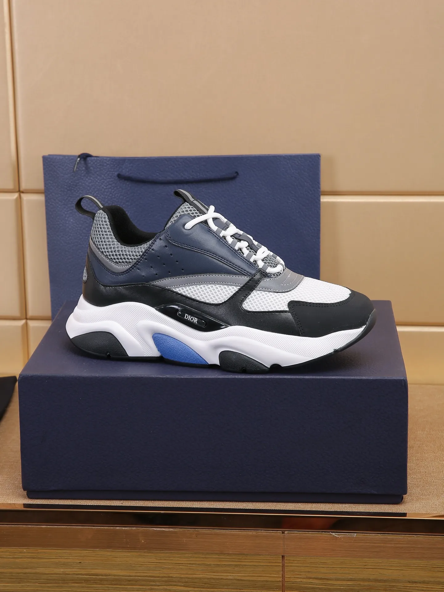 Factory price: 460💰Dior’s top version of D’s b22 men’s sports shoes. Inspired by retro running styles, the chunky low-top silhouette features gray calf leather and blue and white mesh fabric uppers, atop a black, white and blue engraved rubber sole. Nylon ribbon accents the blue mesh tongue and heel counter, and a "dio~" logo appears on the side. Pair it with a suit for a striking contrast and add a sportswear-chic edge to your look. The thick sole can be about 4cm~ Size: 38-45, [46, 47 customized]